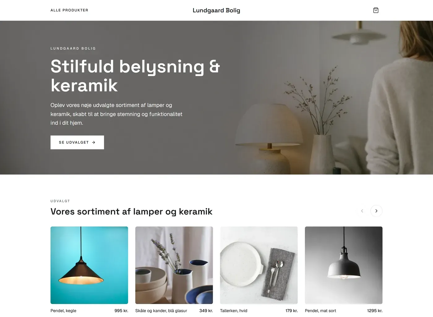 Lundgaard Bolig efter instruktionen: heroen med den kortere overskrift 'Stilfuld belysning & keramik' og den første række produkter i et slideshow med pile.