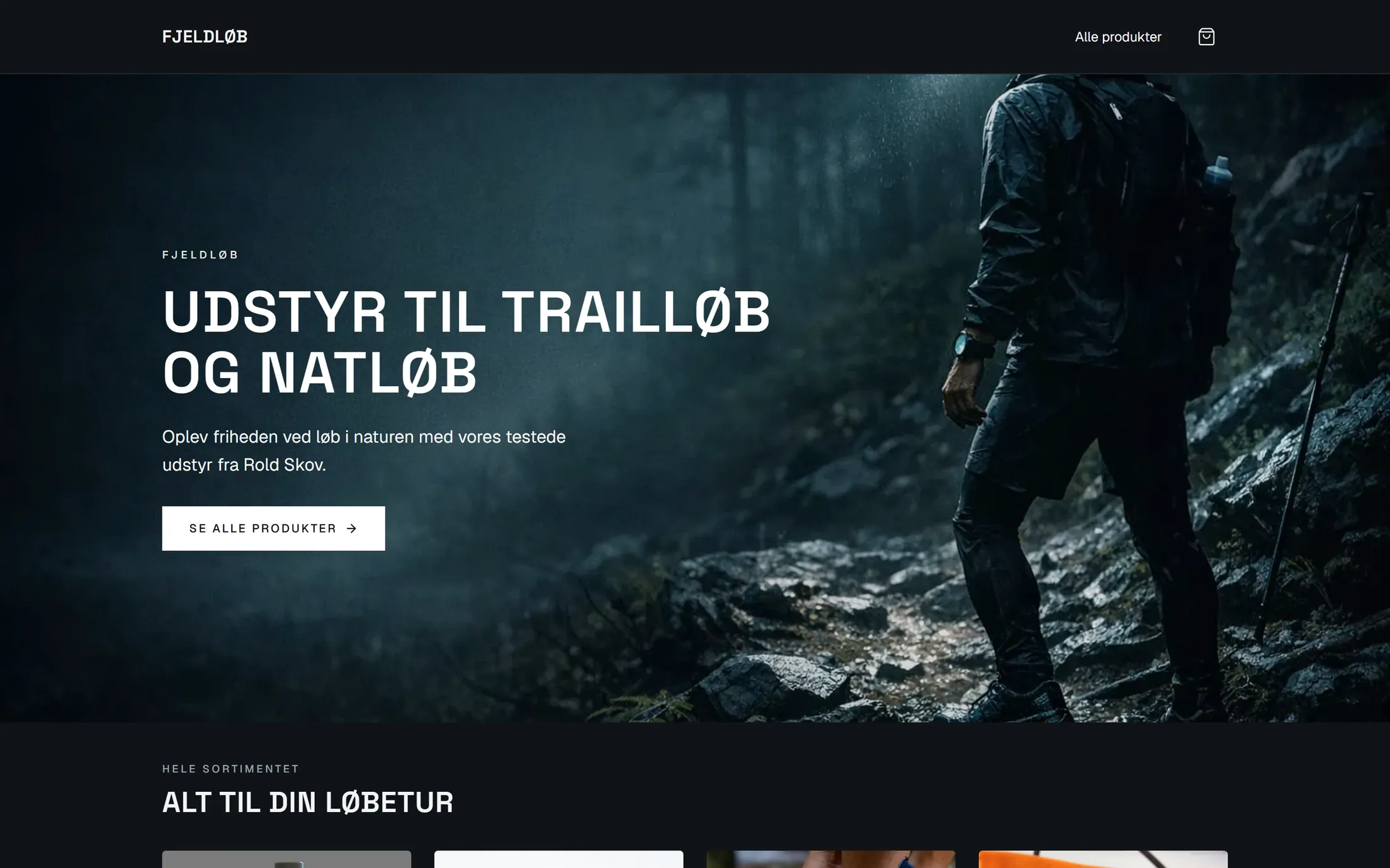 Demobutikken Fjeldløb på en computerskærm: mørkt tema hele vejen, en hero i fuld bredde med et AI-lavet natfoto af en løber på en stenet sti i regn, overskriften 'Udstyr til trailløb og natløb' i versaler, og sektionen 'Alt til din løbetur'.